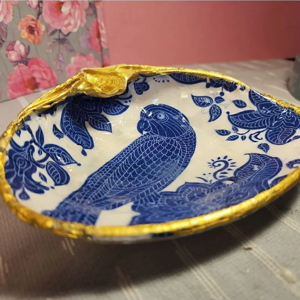 DECOUPAGE CLAM SHELL DECOUPAGE BLUE BIRD ON A CLAM SHELL TRINKET DISH - Picture 5 of 10